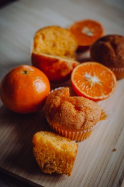 Arka plandaki masada nefis doğum günü kekleri. Çikolatalı ve portakallı kekler..