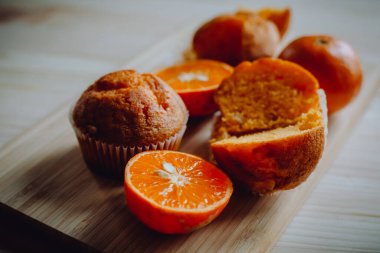 Arka plandaki masada nefis doğum günü kekleri. Çikolatalı ve portakallı kekler..