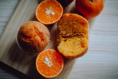 Arka plandaki masada nefis doğum günü kekleri. Çikolatalı ve portakallı kekler..