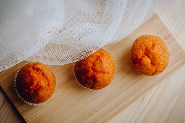 Arka plandaki masada nefis doğum günü kekleri. Çikolatalı ve portakallı kekler..