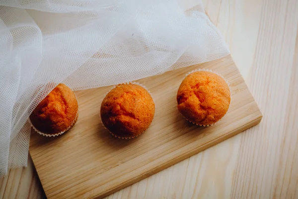 Arka plandaki masada nefis doğum günü kekleri. Çikolatalı ve portakallı kekler..