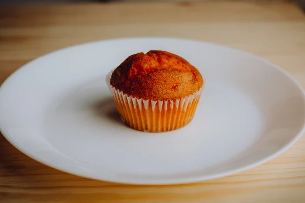 Deliziosi Cupcake Compleanno Sul Tavolo Sfondo Chiaro Muffin Arancioni Con — Foto Stock