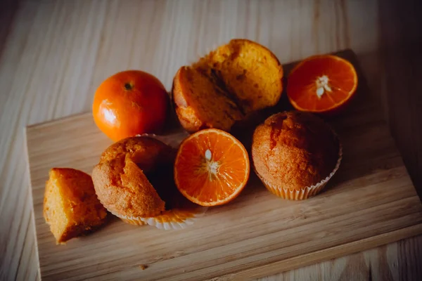 Arka Plandaki Masada Nefis Doğum Günü Kekleri Çikolatalı Portakallı Kekler — Stok fotoğraf