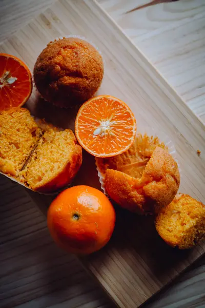 Heerlijke Verjaardagscupcakes Tafel Een Lichte Achtergrond Oranje Muffins Met Chocolade — Stockfoto