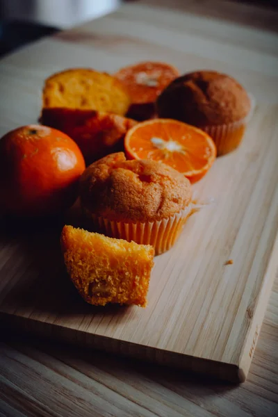 Arka Plandaki Masada Nefis Doğum Günü Kekleri Çikolatalı Portakallı Kekler — Stok fotoğraf
