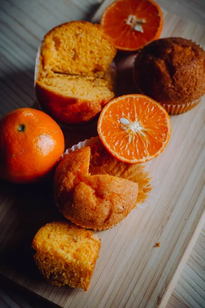 Arka plandaki masada nefis doğum günü kekleri. Çikolatalı ve portakallı kekler..
