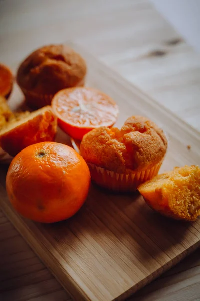 Deliziosi Cupcake Compleanno Sul Tavolo Sfondo Chiaro Muffin Arancioni Con — Foto Stock