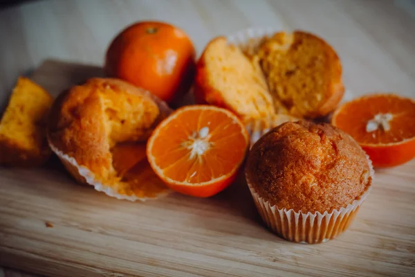 Deliziosi Cupcake Compleanno Sul Tavolo Sfondo Chiaro Muffin Arancioni Con — Foto Stock