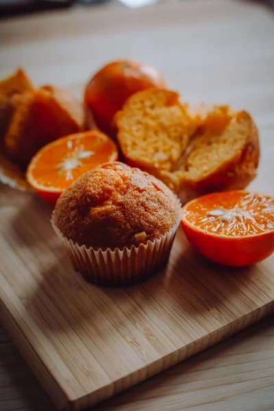 Deliziosi Cupcake Compleanno Sul Tavolo Sfondo Chiaro Muffin Arancioni Con — Foto Stock