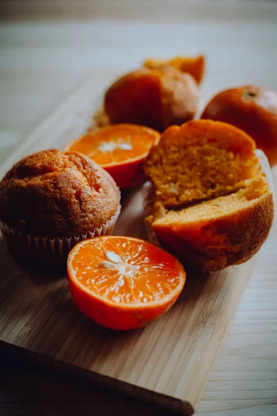 Arka plandaki masada nefis doğum günü kekleri. Çikolatalı ve portakallı kekler..