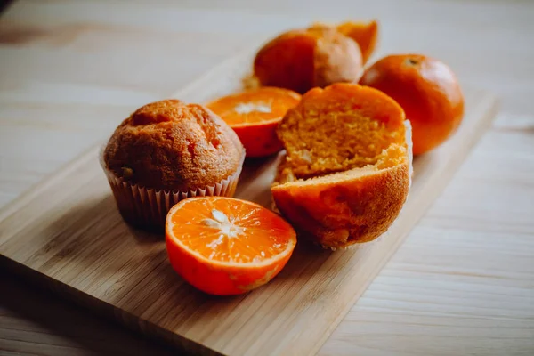 Deliziosi Cupcake Compleanno Sul Tavolo Sfondo Chiaro Muffin Arancioni Con — Foto Stock