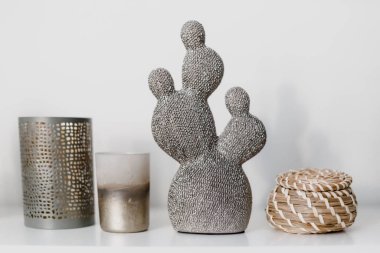 Dekoratif yapay seramik kaktüs, beyaz duvar arka planında sulu ve kaktüsler.