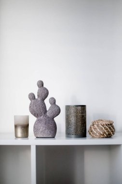 Dekoratif yapay seramik kaktüs, beyaz duvar arka planında sulu ve kaktüsler.