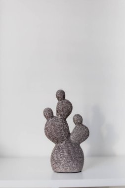 Dekoratif yapay seramik kaktüs, beyaz duvar arka planında sulu ve kaktüsler.