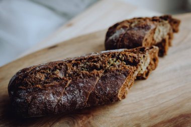 Fırında sarımsaklı ekmek, otlar ve domateslerle.