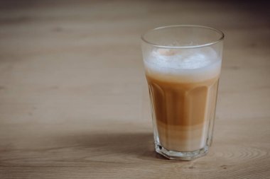 Sütlü, uzun bardakta kahve.