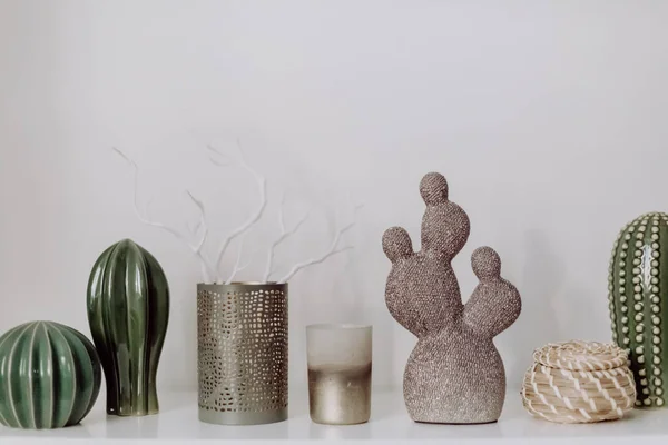 Dekorative Künstliche Keramikkakteen Sukkulenten Und Kakteen Auf Weißem Wandhintergrund — Stockfoto