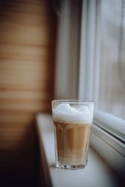 Koffie Latte Een Hoog Glas Met Room Gegoten — Stockfoto