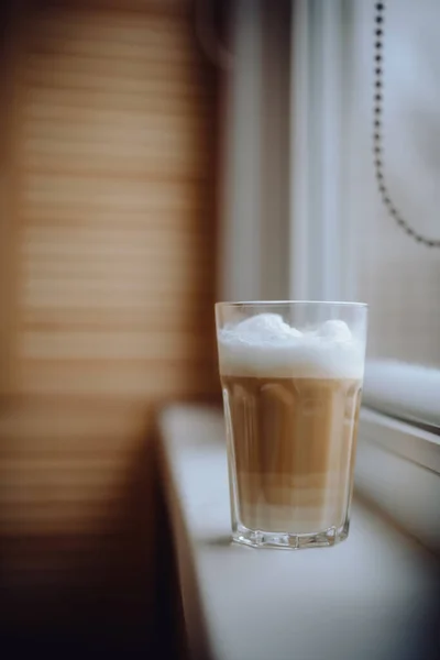 Koffie Latte Een Hoog Glas Met Room Gegoten — Stockfoto