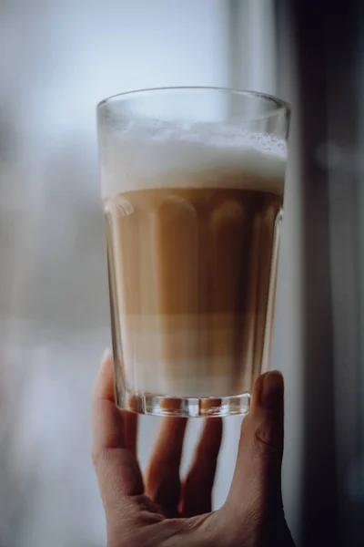 Koffie Latte Een Hoog Glas Met Room Gegoten — Stockfoto