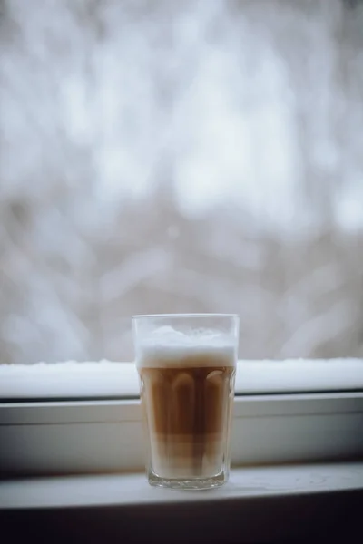 Kawa Latte Wysokiej Szklance Polewą Śmietankową — Zdjęcie stockowe