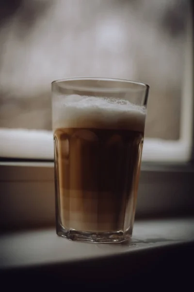 Sütlü Uzun Bardakta Kahve — Stok fotoğraf