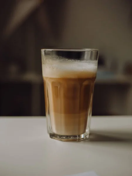 Café Latte Copo Alto Com Creme Derramado — Fotografia de Stock