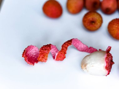 Beyaz arkaplanda pembe lychees