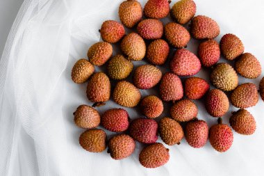 Beyaz arkaplanda pembe lychees