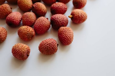Beyaz arkaplanda pembe lychees