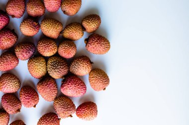 Beyaz arkaplanda pembe lychees