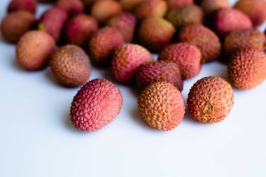 Beyaz arkaplanda pembe lychees