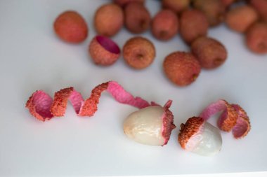 Beyaz arkaplanda pembe lychees