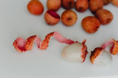 Beyaz arkaplanda pembe lychees