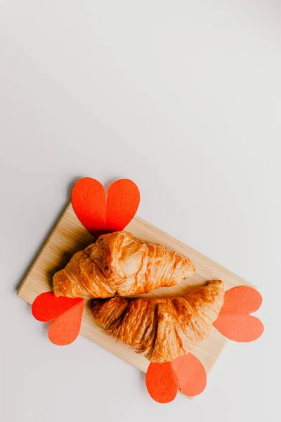 Dois Croissant Fresco Isolado Com Corações Vermelhos Para Dia Dos — Fotografia de Stock