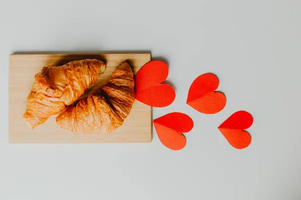 Dois Croissant Fresco Isolado Com Corações Vermelhos Para Dia Dos — Fotografia de Stock