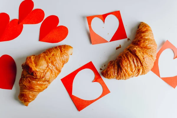 Dois Croissant Fresco Isolado Com Corações Vermelhos Para Dia Dos — Fotografia de Stock