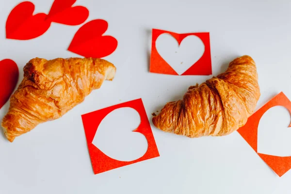 Dva Čerstvé Croissant Izolované Červenými Srdci Valentýna Bílém Pozadí Detailní — Stock fotografie