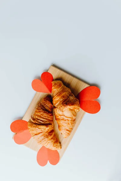 Dois Croissant Fresco Isolado Com Corações Vermelhos Para Dia Dos — Fotografia de Stock