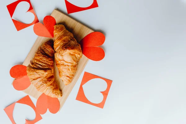 Dois Croissant Fresco Isolado Com Corações Vermelhos Para Dia Dos — Fotografia de Stock