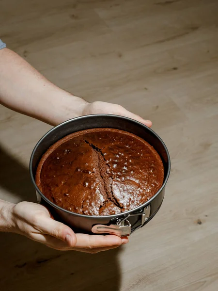 Руки Держат Миску Печеного Шоколадного Торта — стоковое фото