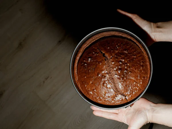 Руки Держат Миску Печеного Шоколадного Торта — стоковое фото