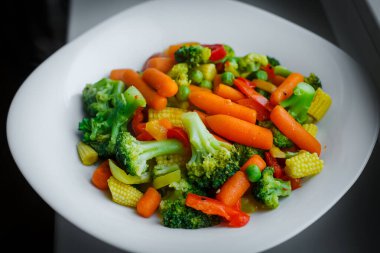 Beyaz bir tabakta ızgara sebze. 