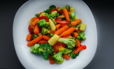 Beyaz bir tabakta ızgara sebze. 