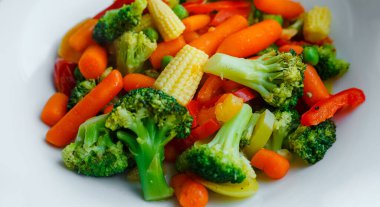 Beyaz bir tabakta ızgara sebze. 