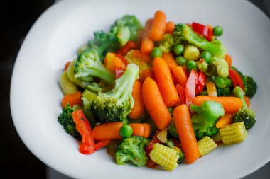 Beyaz bir tabakta ızgara sebze. 