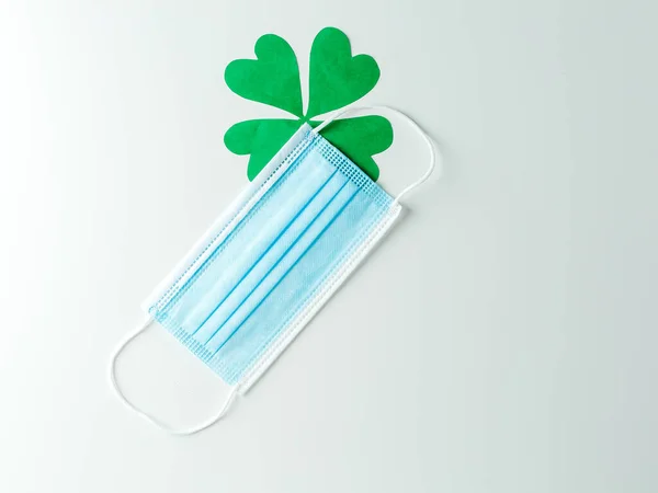 Masca Albastră Protecție Feței Fundal Verde Martie Fericitul Sfânt Patricks — Fotografie, imagine de stoc