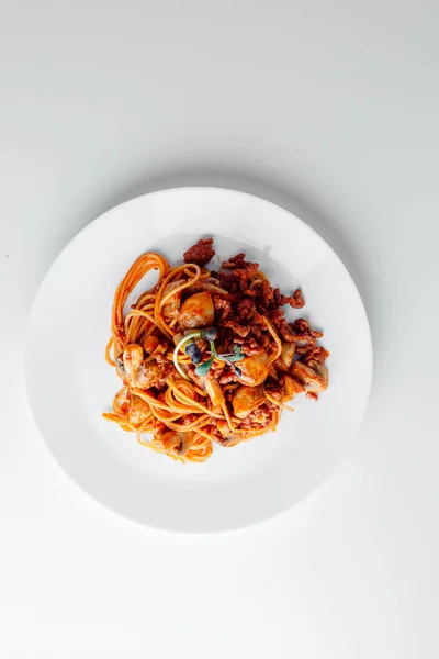 도마도 소오스 버섯을 곁들인 이탈리아 맛있는 스파게티 파스타 볼로냐인들은 어두운 — 스톡 사진