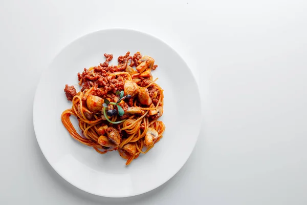 Italiensk Läcker Spaghettipasta Med Tomatsås Parmesan Och Champignon Svamp Bolognese — Stockfoto