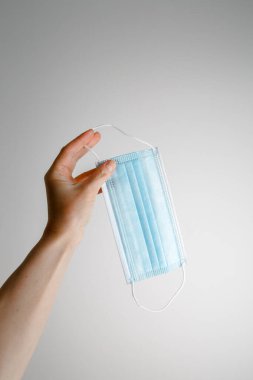 Mavi maskeli bir kadın. Covid-19 salgın konsepti. Coronavirüs